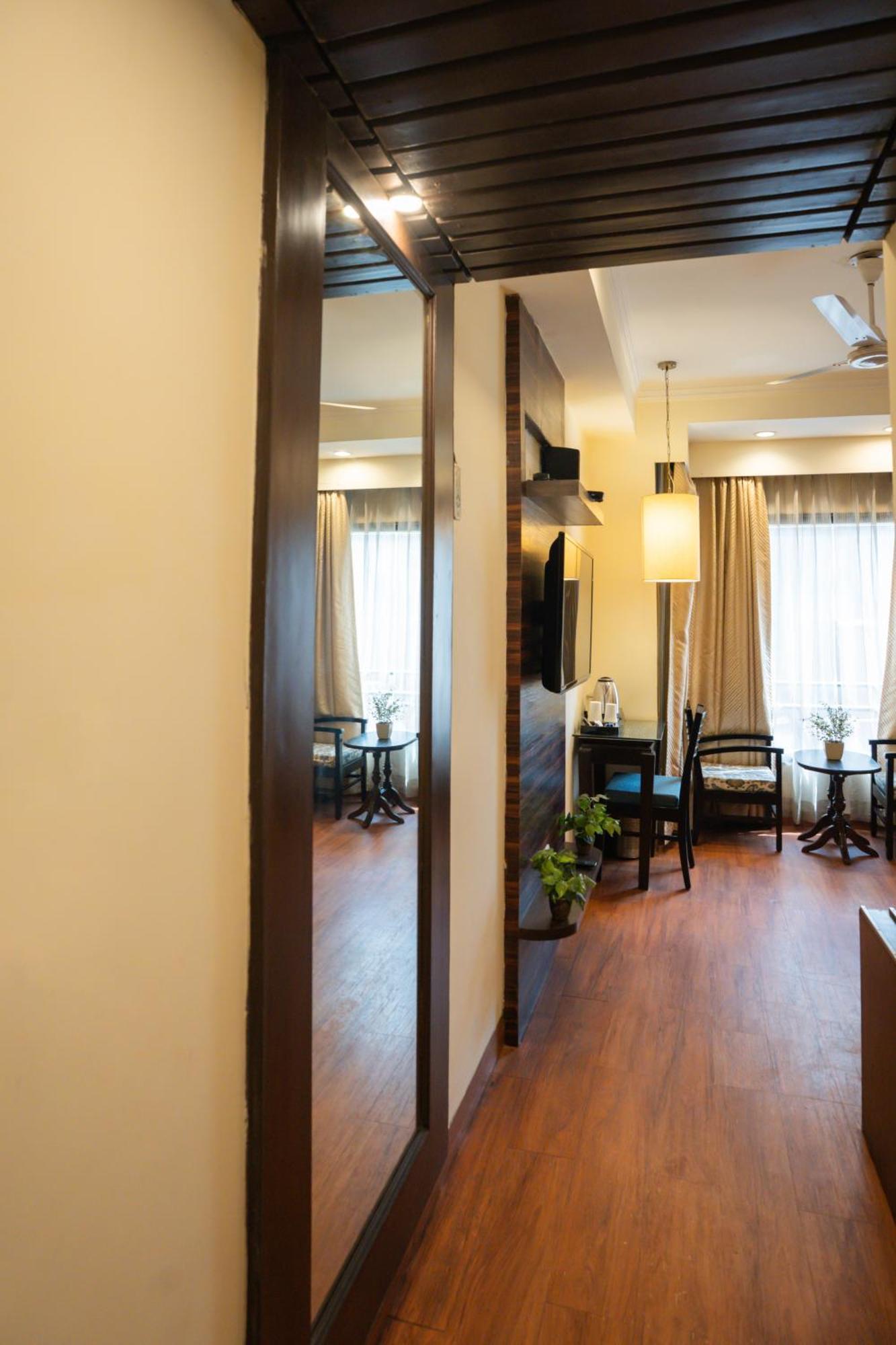 Ahuja Residency Cyber City II Gurgaon Exterior foto