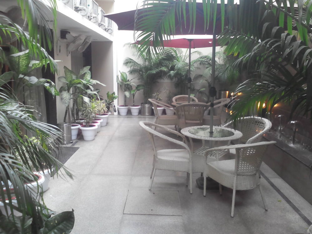 Ahuja Residency Cyber City II Gurgaon Exterior foto